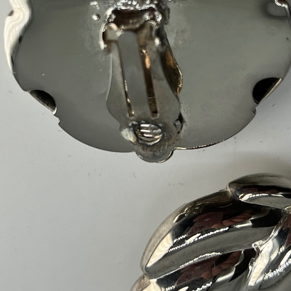 Silver plated Puffy Flower Clip earring set. - Picture 10 of 10